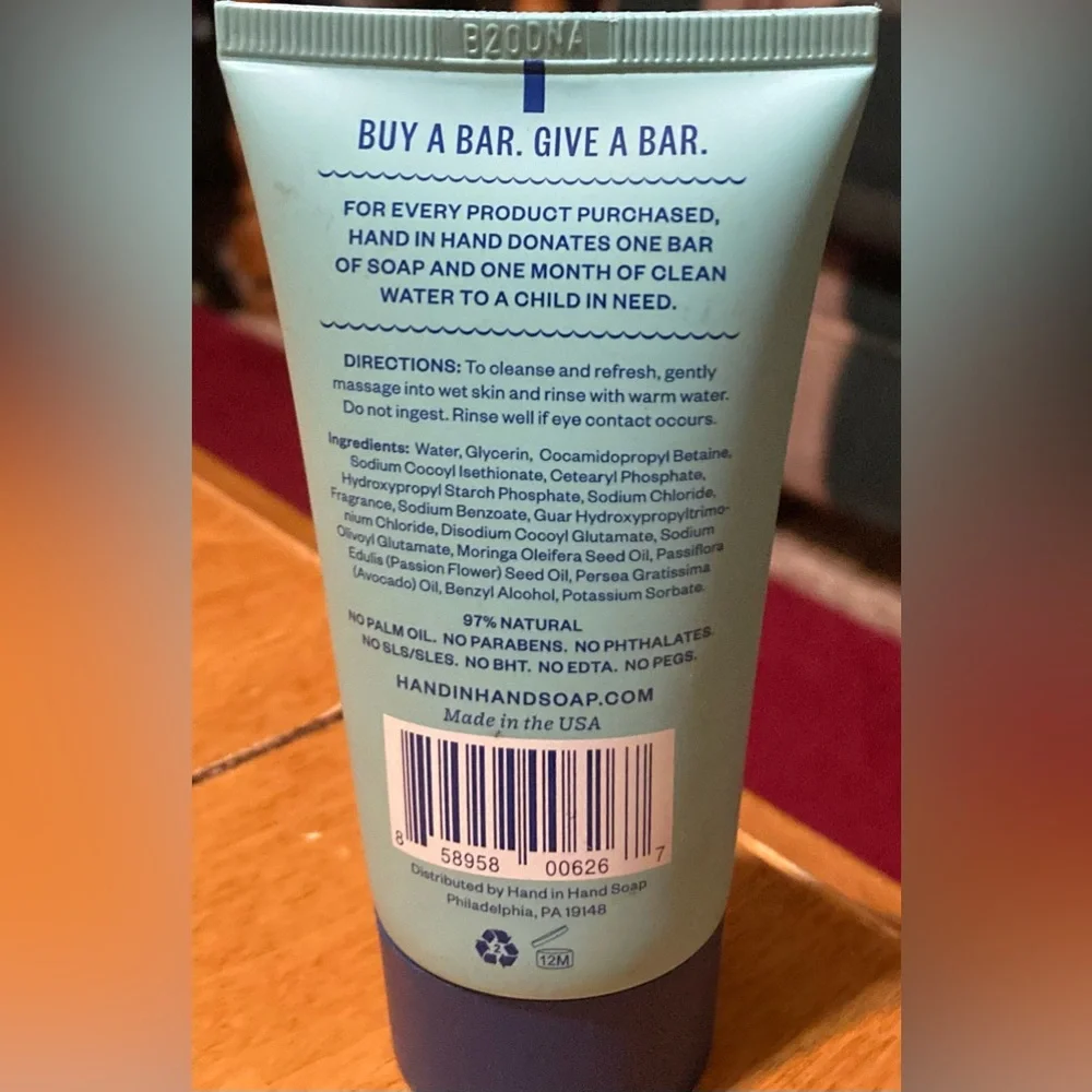 NWT Hand In Hand 2 oz Bottles Of Sugar Scrub and Body Wash